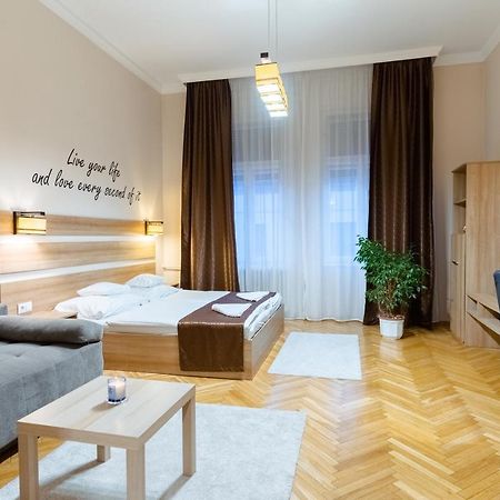 City Center Apartment Debrecen Bagian luar foto