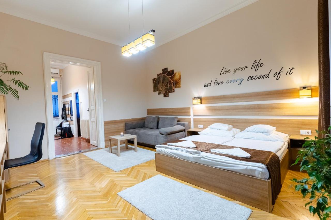 City Center Apartment Debrecen Bagian luar foto