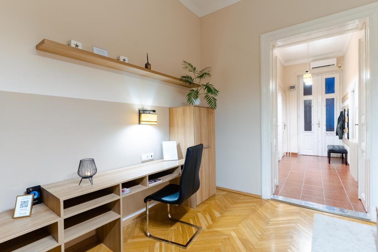 City Center Apartment Debrecen Bagian luar foto